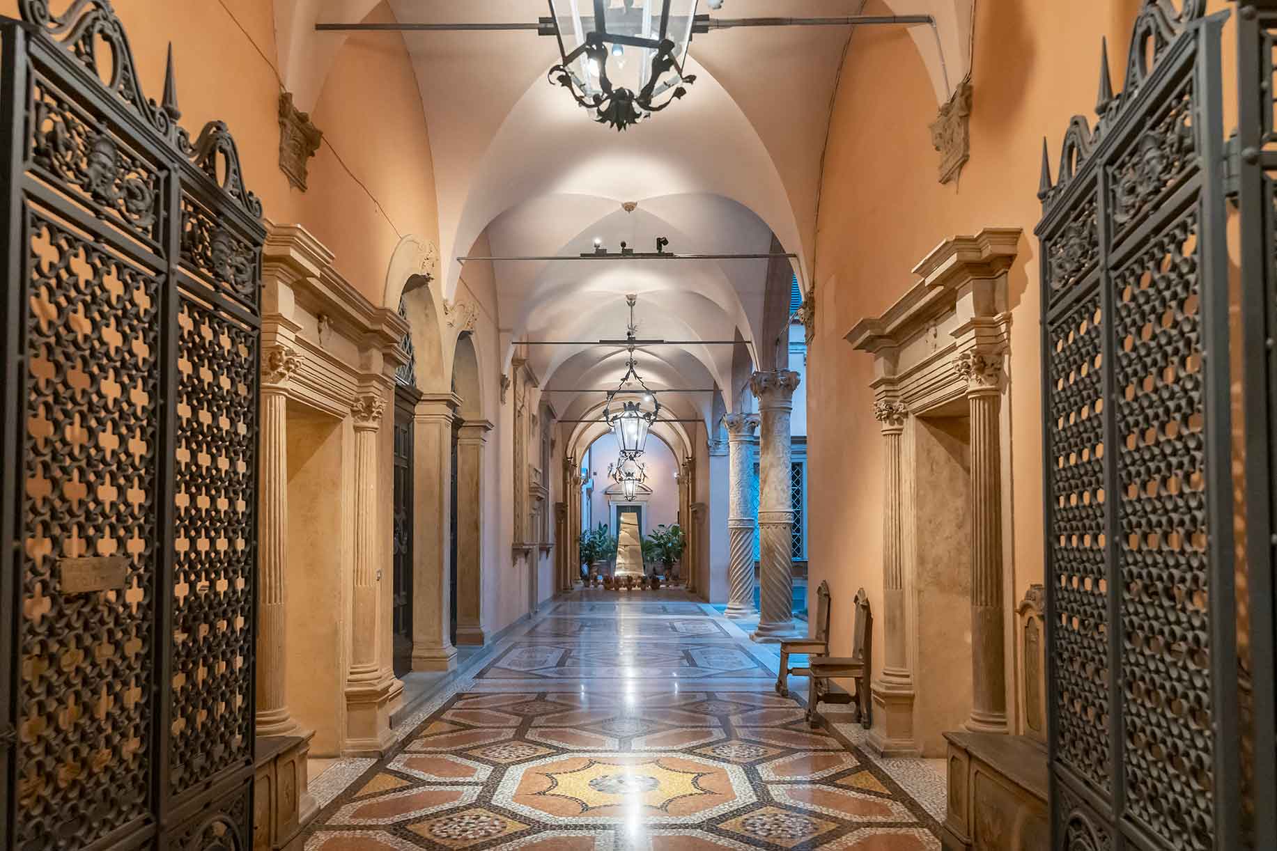 La loggia e l'ingresso di Palazzo Boncompagni