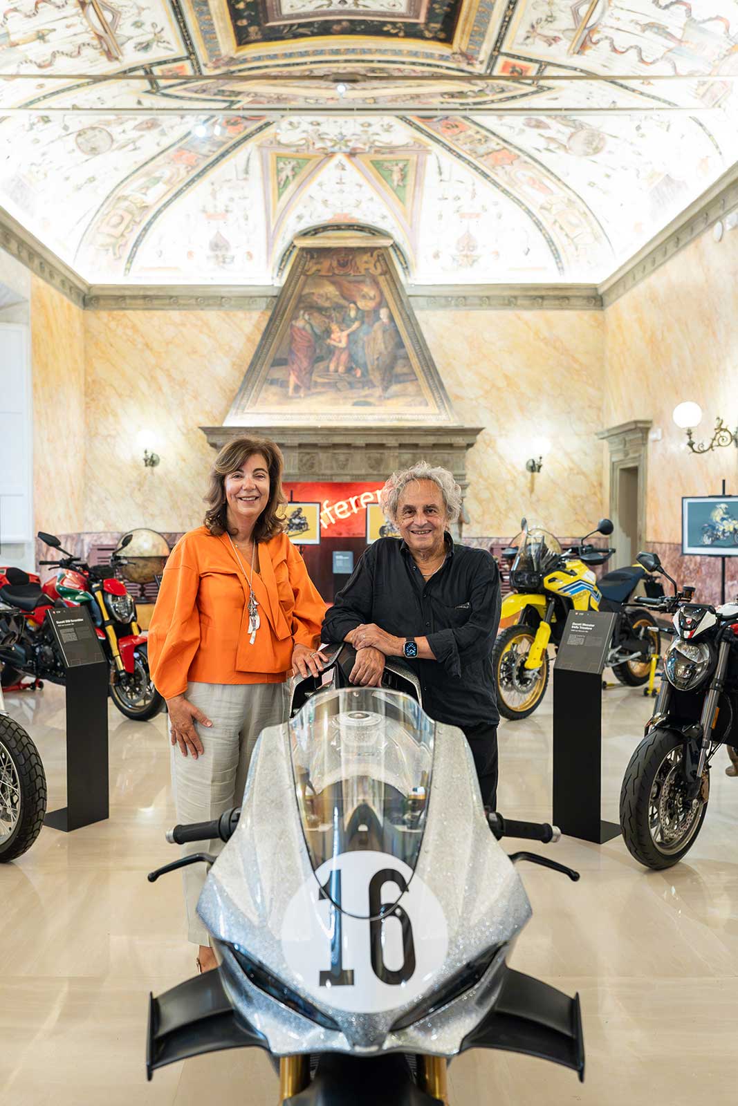 Ugo Nespolo e Paola Pizzighini Benelli nella Sala del Papa